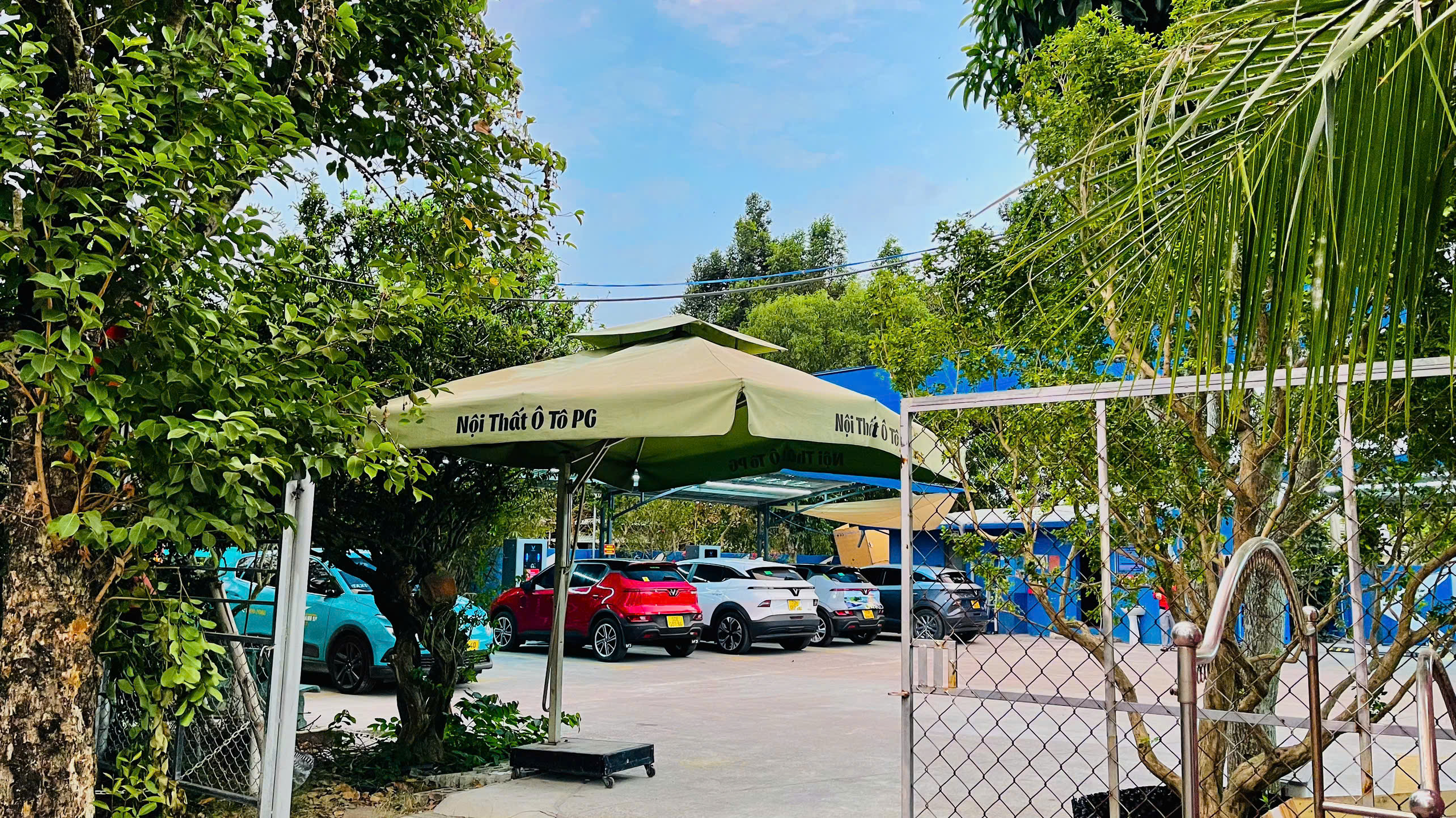 trạm xạc điện xe vinfast kế bên quán